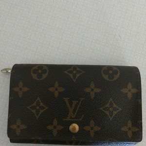 Louis Vuitton zippy wallet